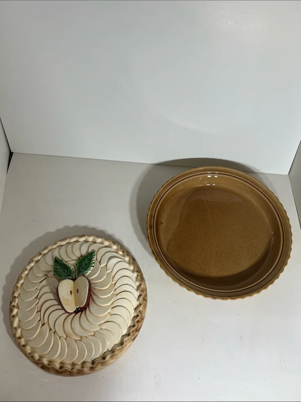 Decorative Ceramic Pie Dish with Apple Motif - Picture 4 of 6